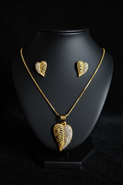 AinLore Leaf Pendant - Stand Black Background